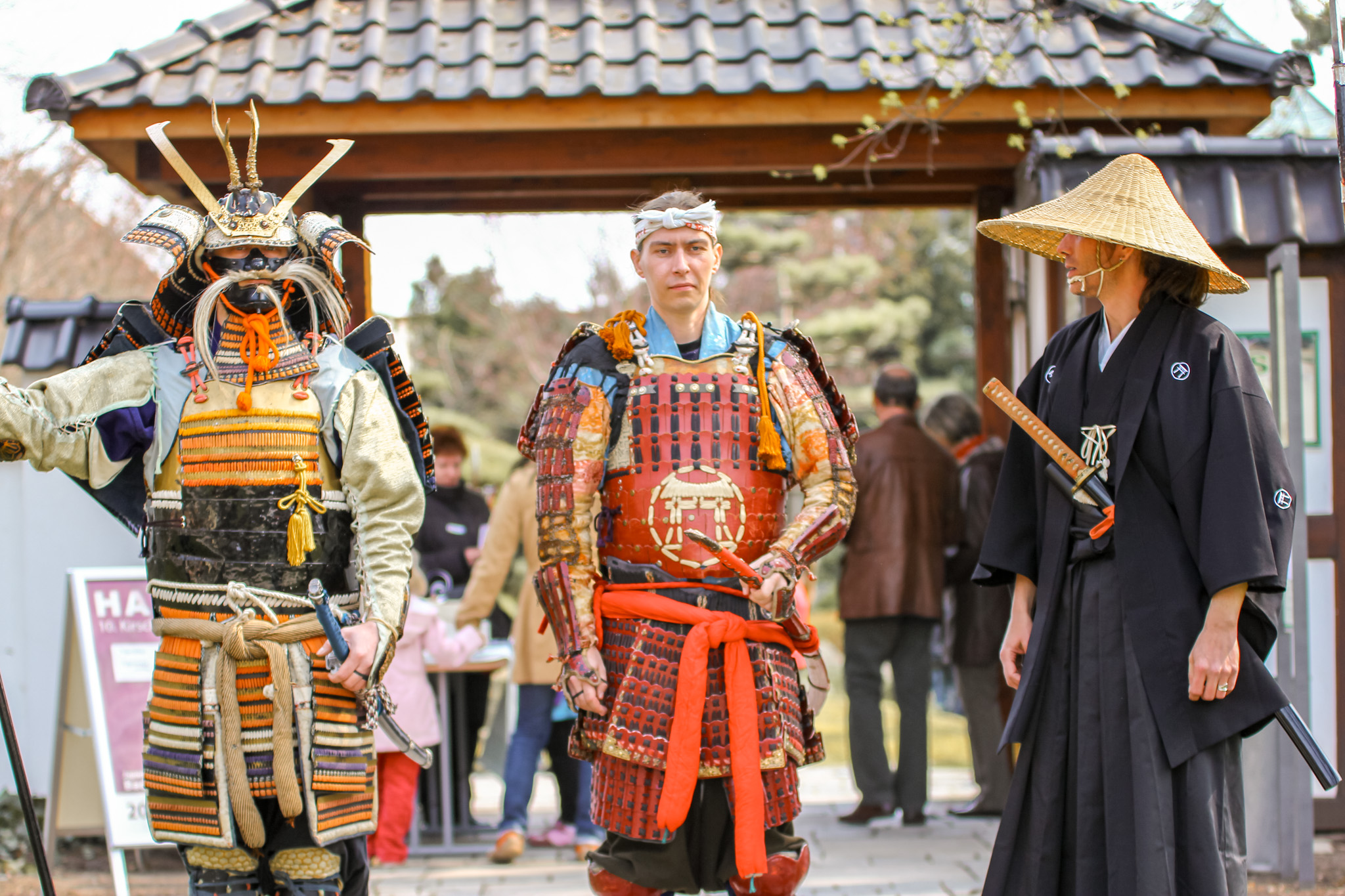 Männer verkleidet als Samurai zum Hanami