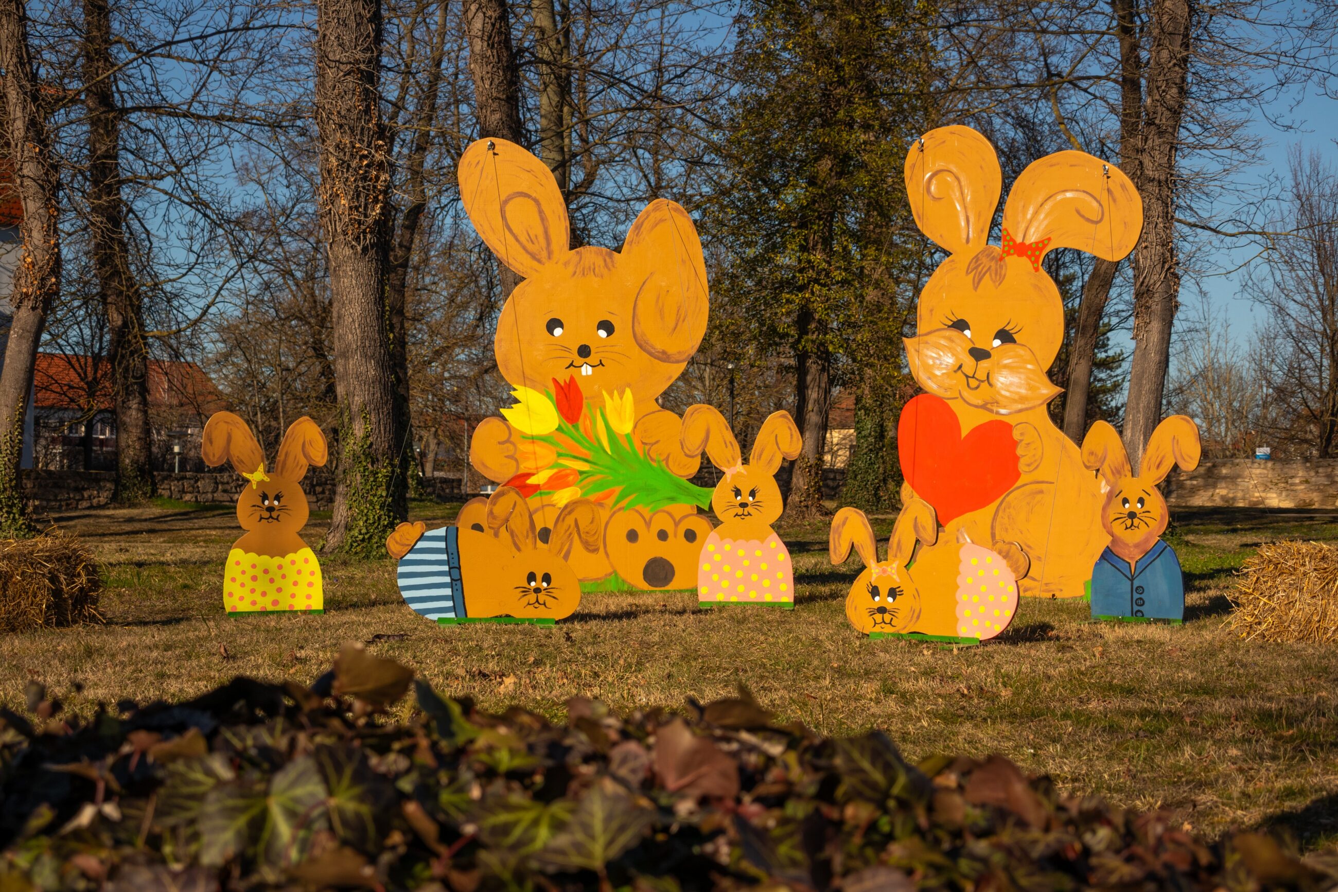 Osterhasenfamilie aus Holz im Schlösschenpark