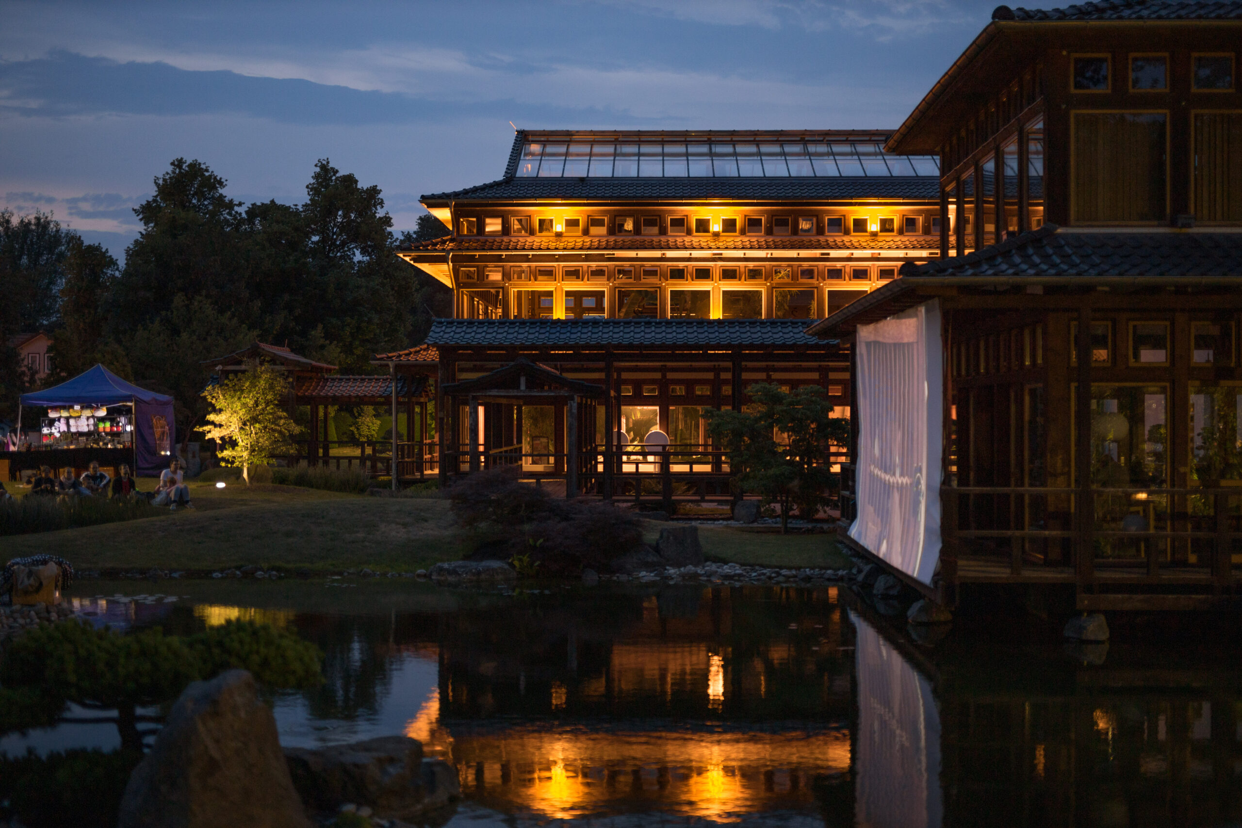 Der Japanische Garten mit Pflanzen- und Teepavillon bei Nacht mit Beleuchtung